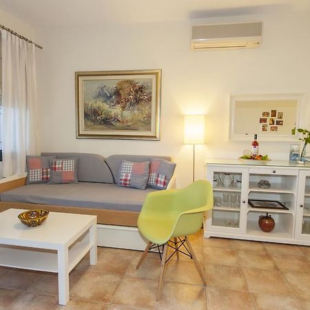 Apartment In Villa Rosebud Никиана Экстерьер фото